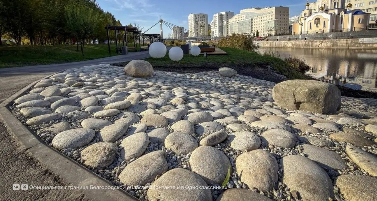 На набережной Белгорода склон у воды превратили в «каменную реку»