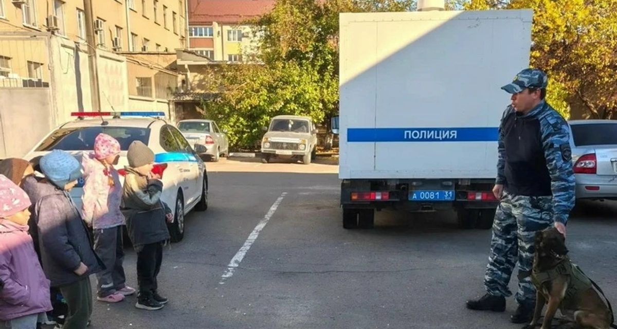 Дошкольники в Алексеевке включали сирены патрульных машин и знакомились со служебными собаками