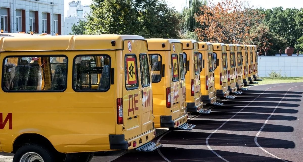 17 новых школьных автобусов передали школам Белгородской области для бесплатного подвоза 25 тысяч детей